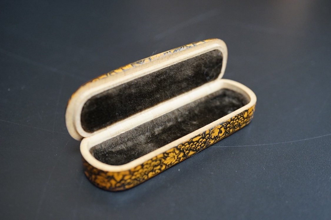An early Mauchline ware penwork 'hunting' toothpick case, 7cm in length